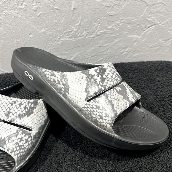 🔥 Oofos Reptile Limited Snake Print Ooaah Recovery Slide Sandals Wmn 10 / EU 41 - Picture 2 of 8